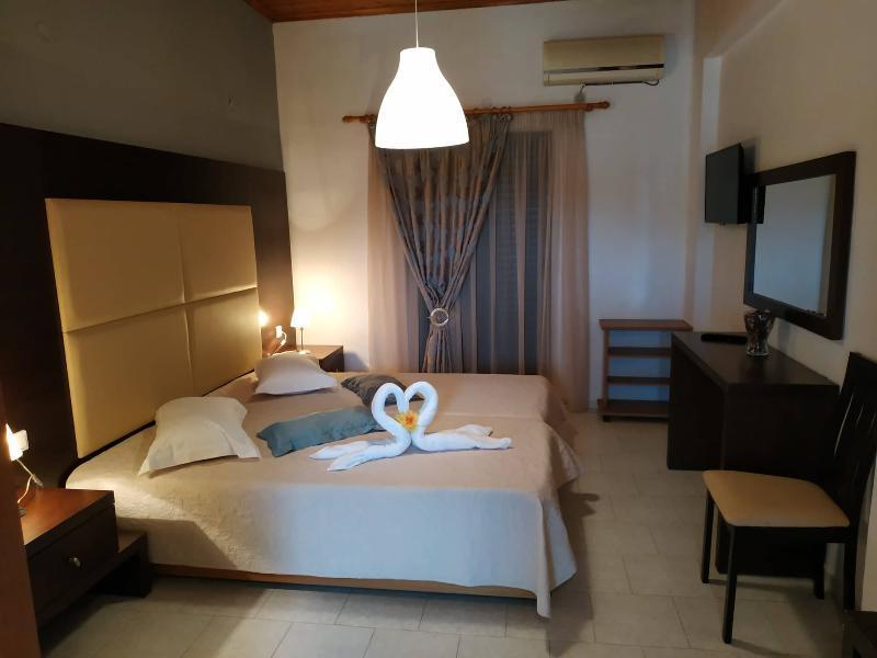 Eleni'S Garden & Castello Suites อลิกานาส ภายนอก รูปภาพ
